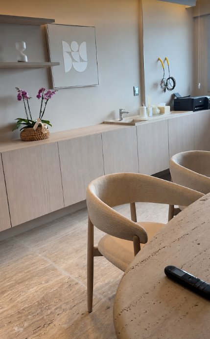Detalhe da sala com orquídeas e acabamento em madeira