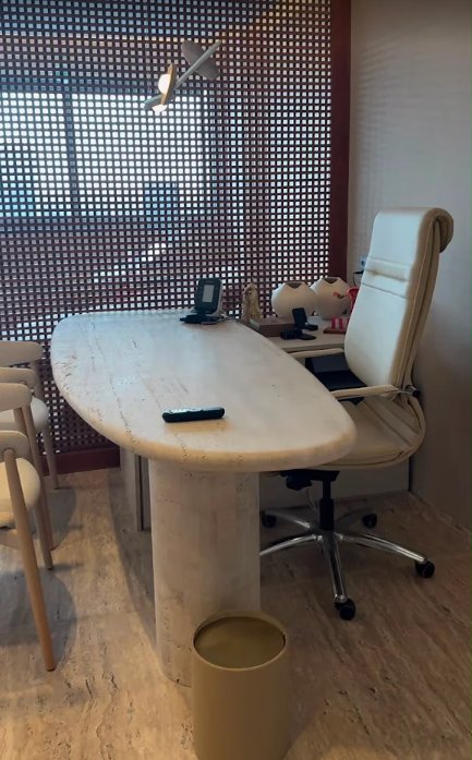 Mesa de atendimento em travertino